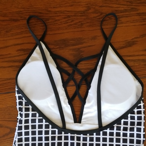 Simple & Sexy 1 piece swimsuit - Picture 5 of 7